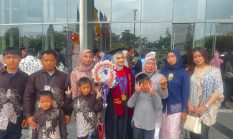 Wisuda UMT Jadi Momen Haru Keluarga, Inda Yani Bangga Intan Purnama Sari Menuntaskan Pendidikan